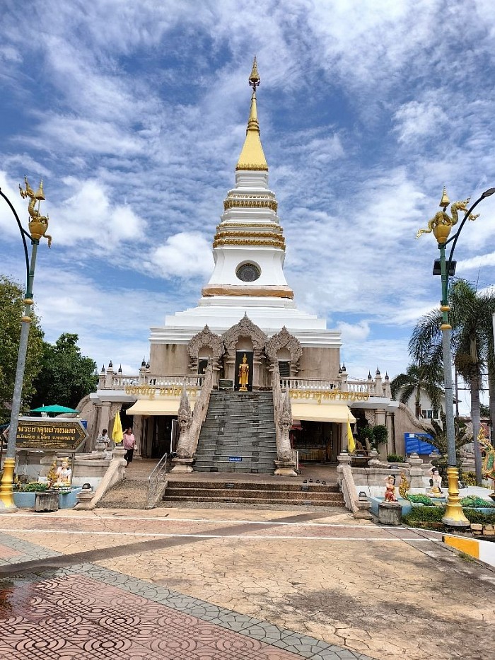 พระธาตุหล้าหนอง(พระธาตุกลางน้ำ)