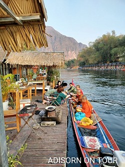 ใส่บาตรทางเรือ ริมแพพักเมืองเฟือง