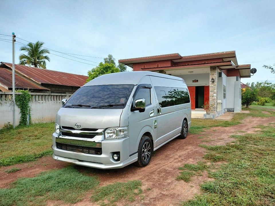 Toyota Commuter VIP เบาะ 3 แถว รองรับลูกค้า 9 ท่าน